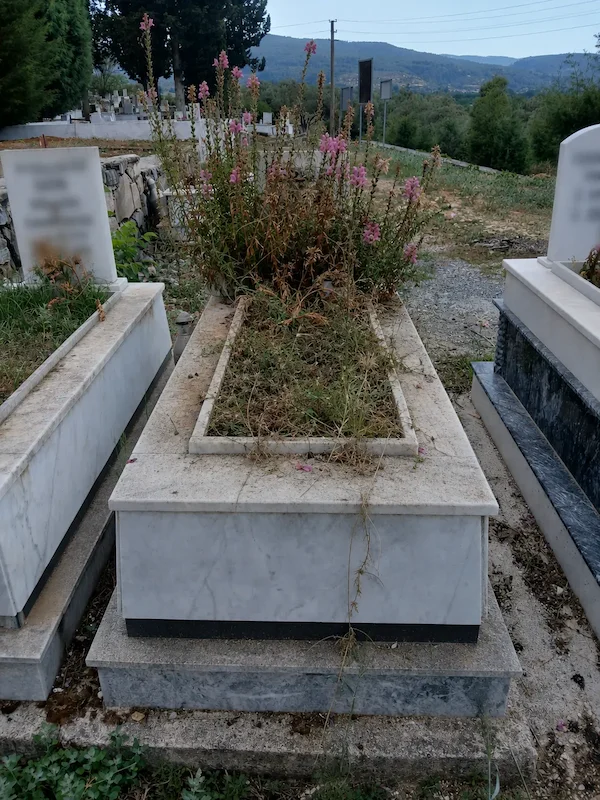 Yazı yenileme öncesi mezar taşı görünümü